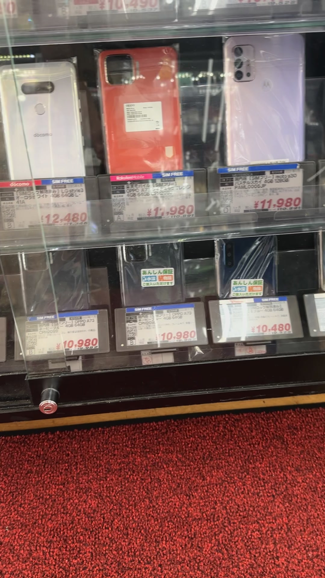 法人窓口の案内を受けるシーン